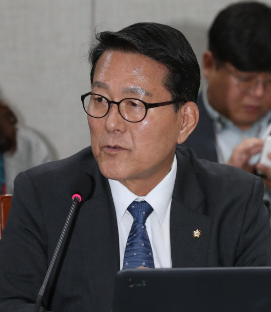 <YONHAP PHOTO-3083> 질의하는 신창현 의원      (세종=연합뉴스) 이진욱 기자 = 11일 정부세종청사에서 열린 환경노동위 국정감사에서 더불어민주당 신창현 의원이 질의를 하고 있다. 2018.10.11      cityboy@yna.co.kr/2018-10-11 11:34:52/<저작권자 ⓒ 1980-2018 ㈜연합뉴스. 무단 전재 재배포 금지.>